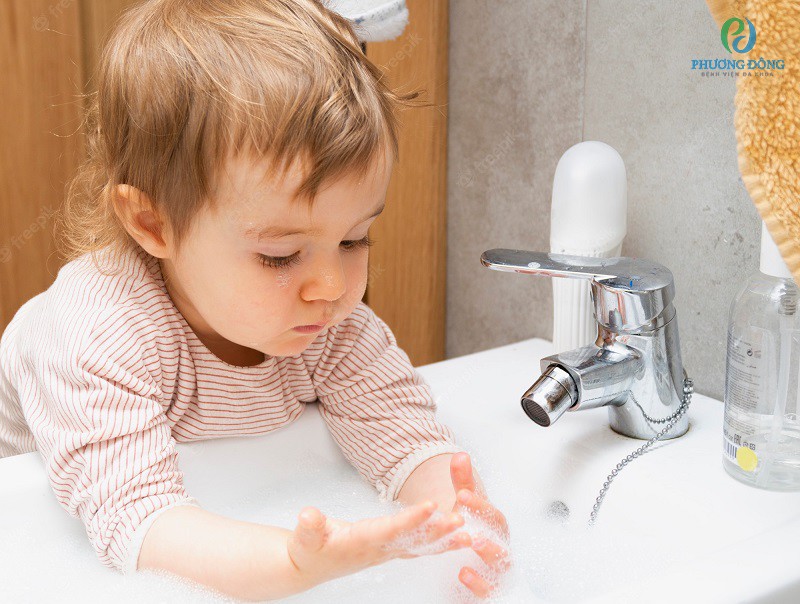 Giữ gìn vệ sinh sạch sẽ cho bé đảm bảo vi khuẩn không tấn công