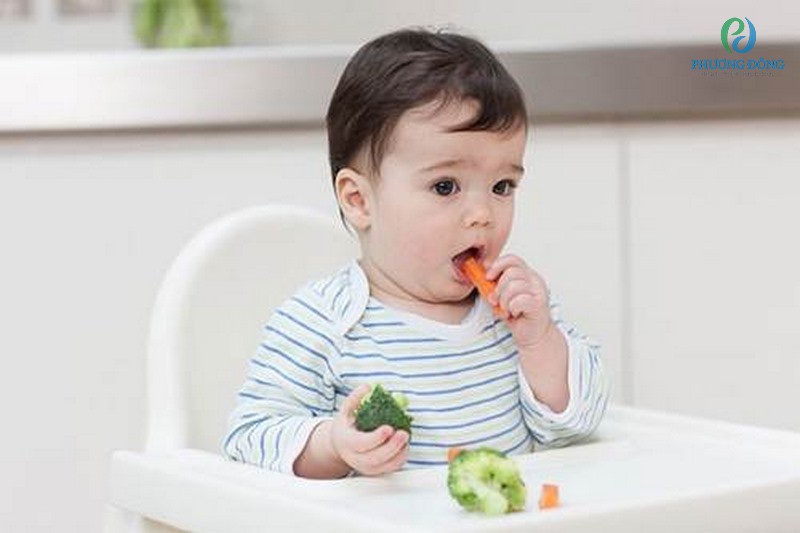 Trẻ ăn những thức ăn cứng gây tổn thương đến niêm mạc miệng