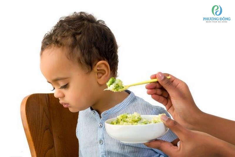 Trẻ bị bệnh viêm loét miệng sẽ gặp khó khăn trong việc ăn uống