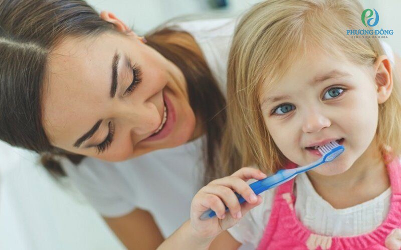 Nên tập cho trẻ thói quen vệ sinh răng miệng sạch sẽ và đúng cách