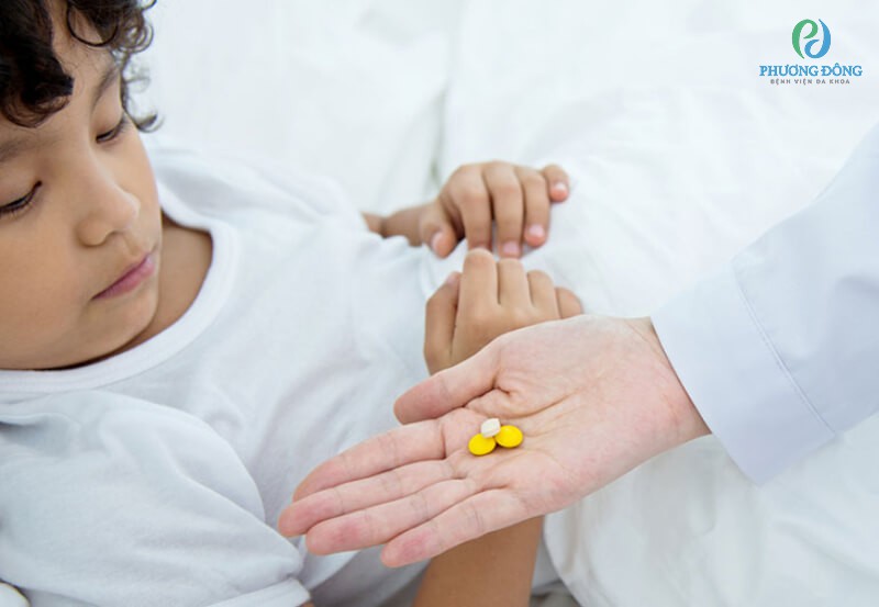 Cho trẻ uống thuốc điều trị dưới sự hướng dẫn của bác sĩ