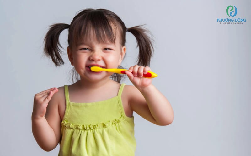 Hướng dẫn và tập thói quen đánh răng 2 lần/ngày để bảo vệ sức khỏe răng miệng cho trẻ
