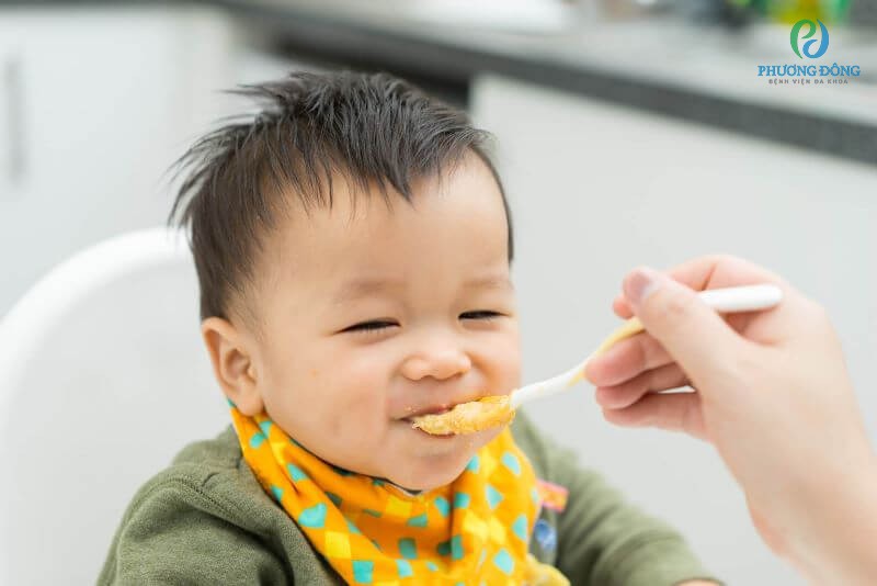 Cho trẻ ăn đồ mềm, lỏng để tránh ảnh hưởng tới vết loét