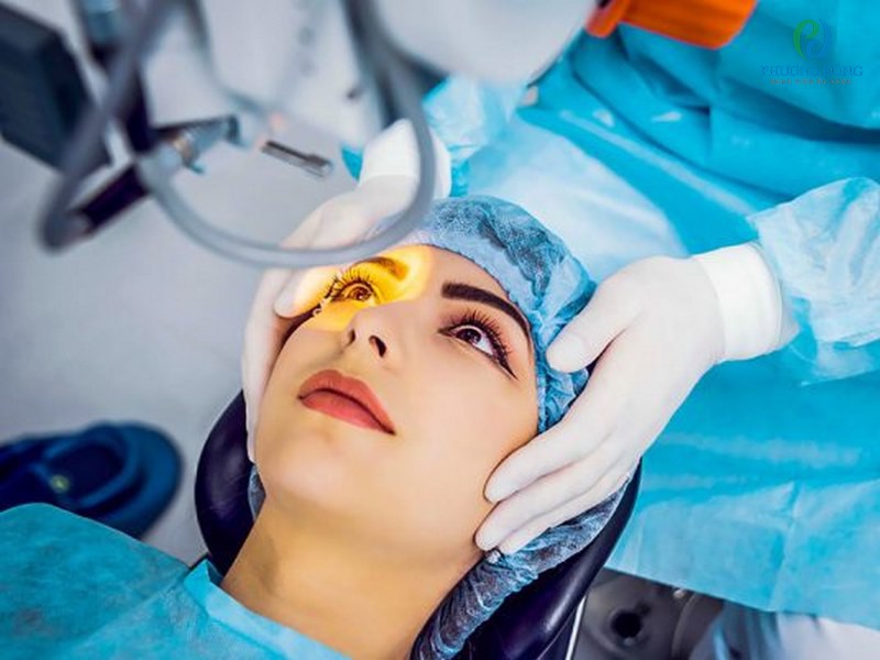 Bác sĩ có thể khám võng mạc hoặc siêu âm mắt để chẩn đoán bệnh