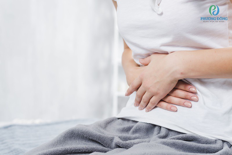 Đau bụng kéo dài có khả năng là biểu hiện của tiêu chảy mãn tính.
