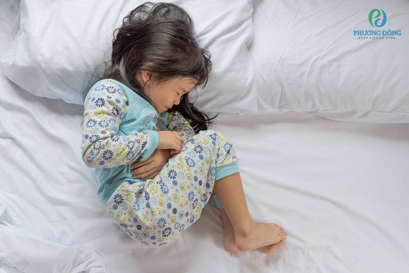 Triệu chứng đau bụng dưới rốn có thể xuất hiện ở tuổi nào của trẻ em?

