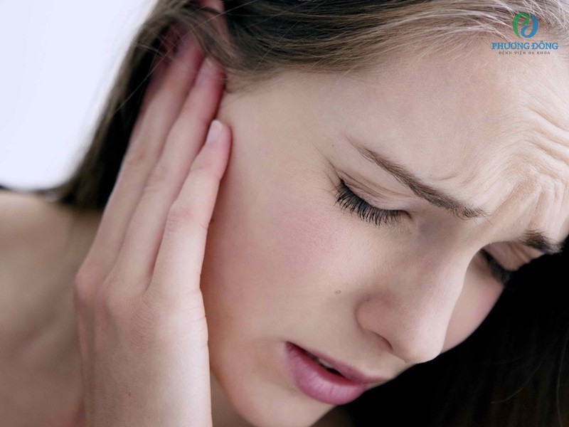 Sụn vành tai bị viêm khiến người bệnh có cảm giác đau rát và khó chịu