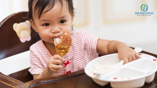 Trẻ bị ho có ăn được thịt gà không?