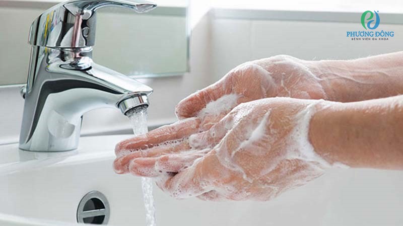 Rửa tay thường xuyên với xà phòng