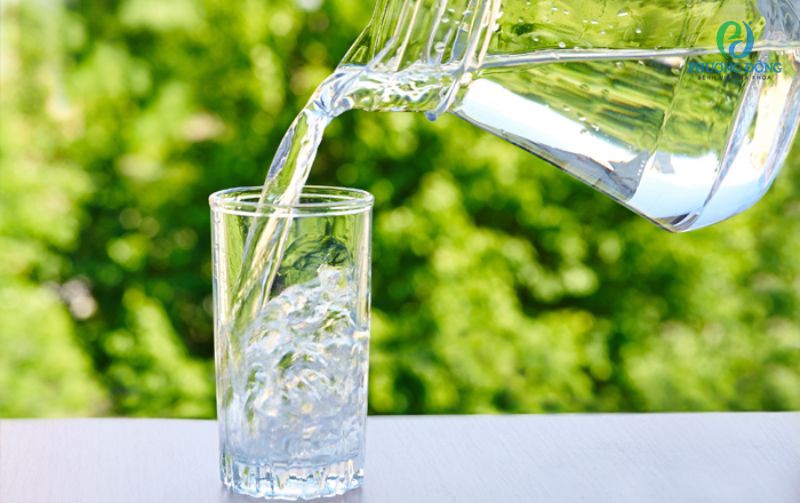 Uống đủ nước là cách bảo vệ cơ thể đơn giản nhất