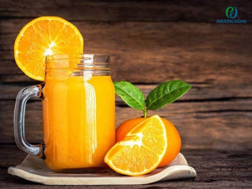 Trẻ bị tay chân miệng có nên uống nước cam?