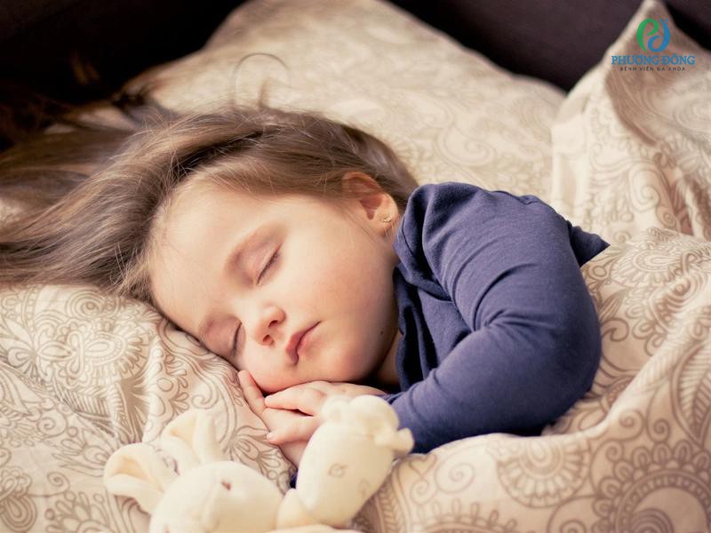 Cho trẻ ngủ nhiều hơn để lấy lại sức 