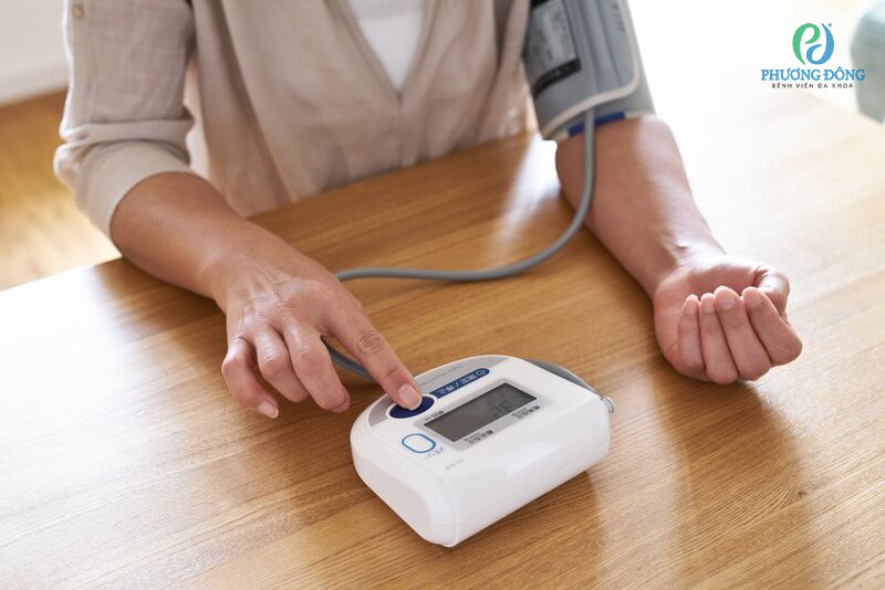 Đo huyết áp mỗi ngày tại nhà để báo với bác sĩ điều trị