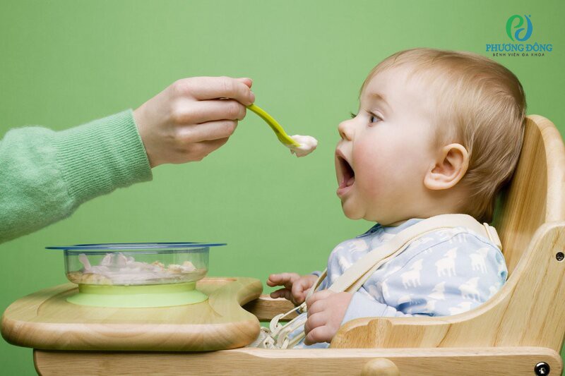 Không nên tắm cho trẻ ngay sau khi ăn vì sẽ khiến bệnh trở nên nghiêm trọng. 