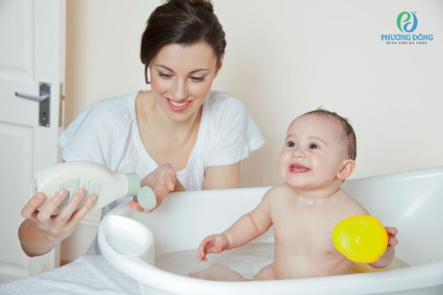 Giải đáp câu hỏi: “Trẻ bị cảm lạnh có nên tắm không?”
