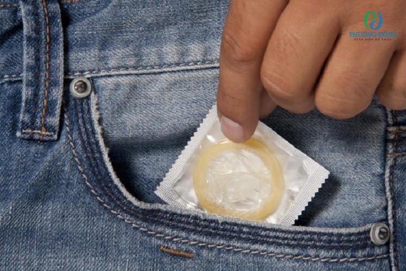 Sử dụng bao cao sử để quan hệ tình dục an toàn giúp phòng lây nhiễm viêm niệu đạo