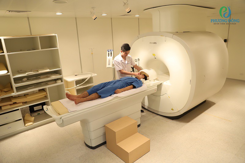 Xác định vị trí vôi hóa ở cột sống bằng cách chụp MRI ở BVĐK Phương Đông. 