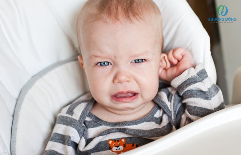 Trẻ nhỏ thường quấy khóc và ăn uống kém hơn bình thường