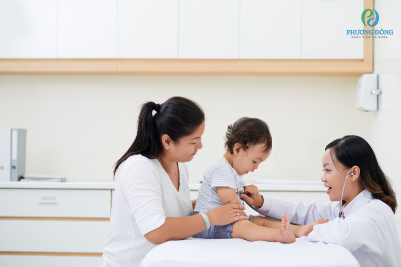 Cha mẹ nên đưa trẻ 8 tháng bị sốt cao đến gặp bác sĩ Nhi khoa để được thăm khám 
