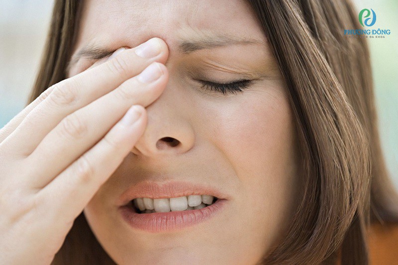 Biểu hiện của viêm khớp phản ứng là đau hốc mắt. 