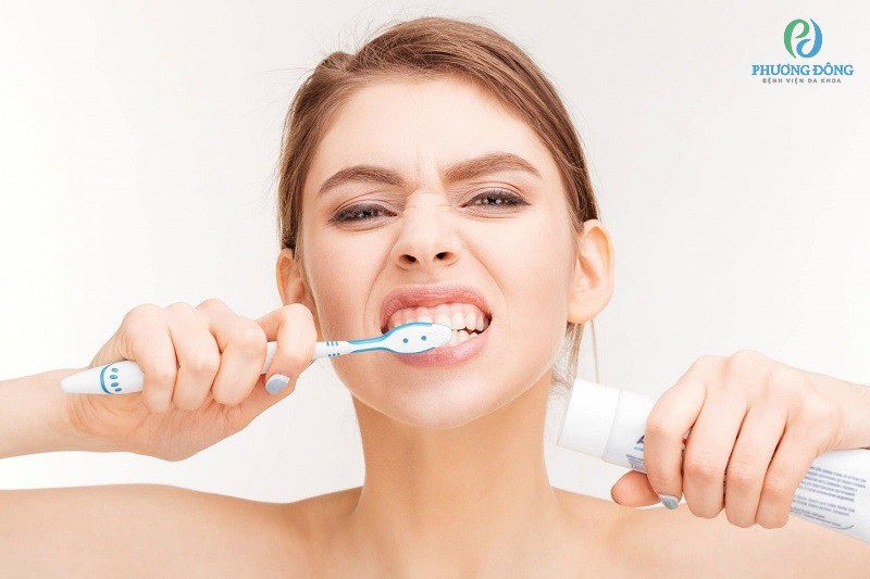 vệ sinh răng miệng giúp làm giảm nguy cơ bị viêm loét miệng