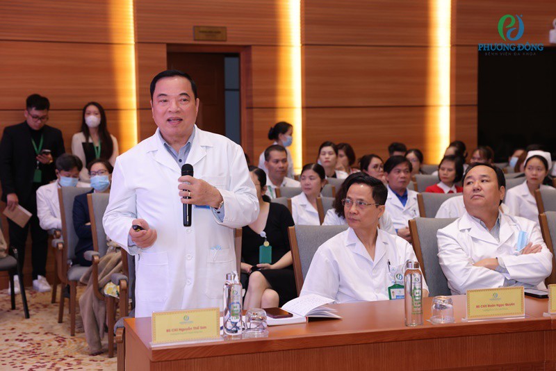 BSCKI Nguyễn Thế Sơn, Trưởng phòng Kế hoạch tổng hợp, Bệnh viện Đa khoa Phương Đông báo cáo hoạt động của bệnh viện trước đoàn công tác 