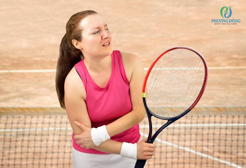 Chơi tennis bị chấn thương dây chằng bộ phận khuỷu tay