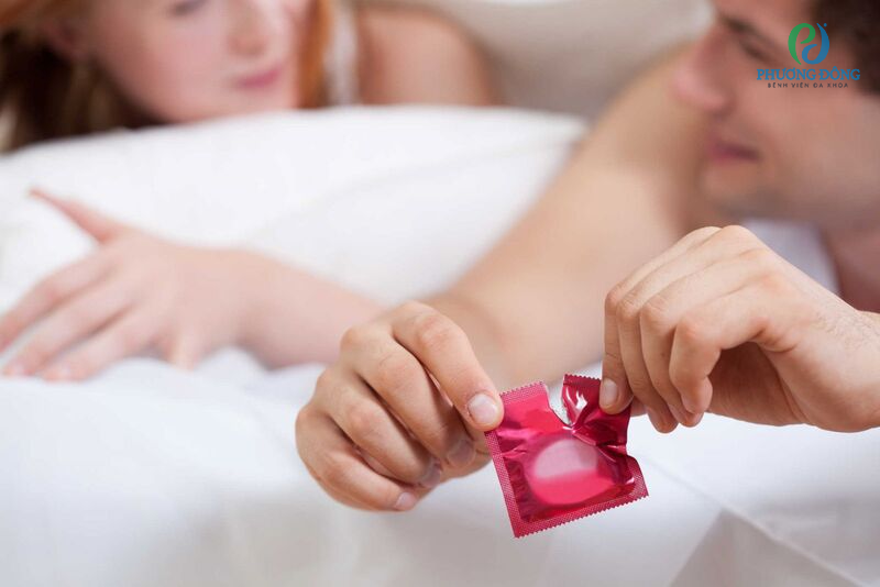 Sử dụng bao cao su để phòng tránh các bệnh lây qua đường tình dục 
