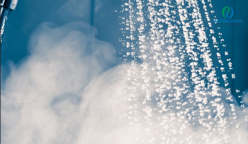 Tắm nước nóng là một trong những cách làm giảm tình trạng đau bụng rụng trứng