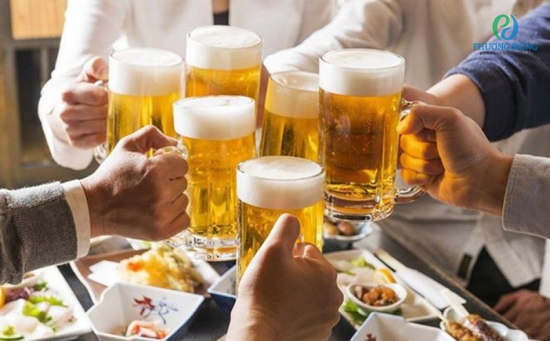 Những người uống nhiều rượu bia có nguy cơ cao mắc phải tình trạng đau ngực