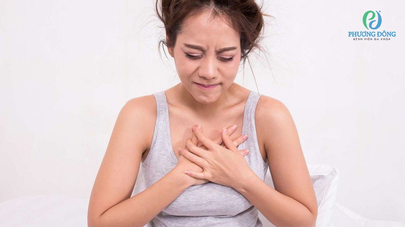 Nếu bạn bị đau tức ở vùng giữa ngực thì nên đi gặp bác sĩ ngay để được tư vấn 