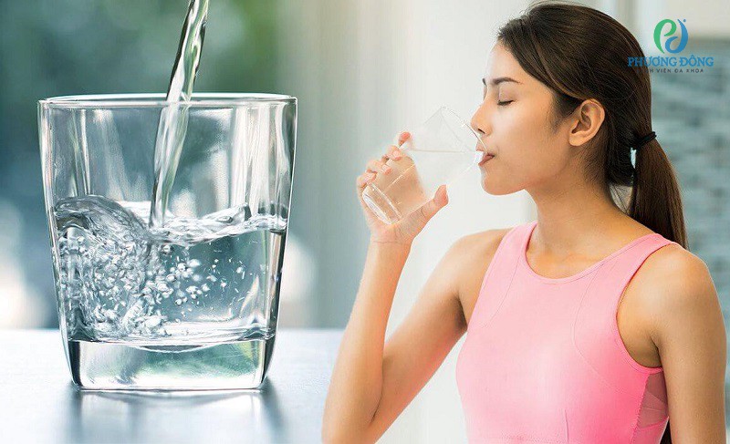 Hãy uống đủ nước mỗi ngày giúp bạn tránh được các cơn đau thắt lưng