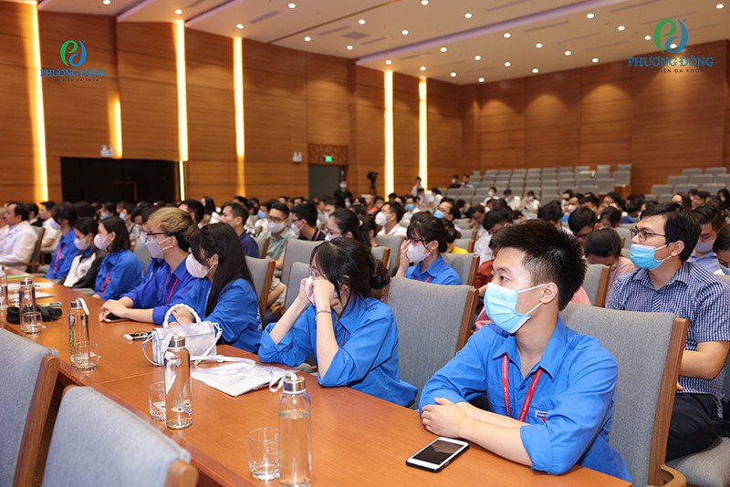 Tham dự sự kiện lần này, ngoài các vị lãnh đạo còn có hơn 200 học viên là bác sĩ nội trú, bác sĩ chuyên khoa I, thạc sĩ và sinh viên Đại học Y Hà Nội.