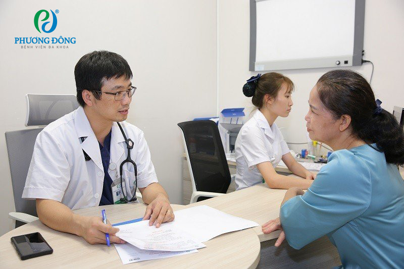 Bác sĩ CKII Nguyễn Văn Thực thăm khám cho bệnh nhân