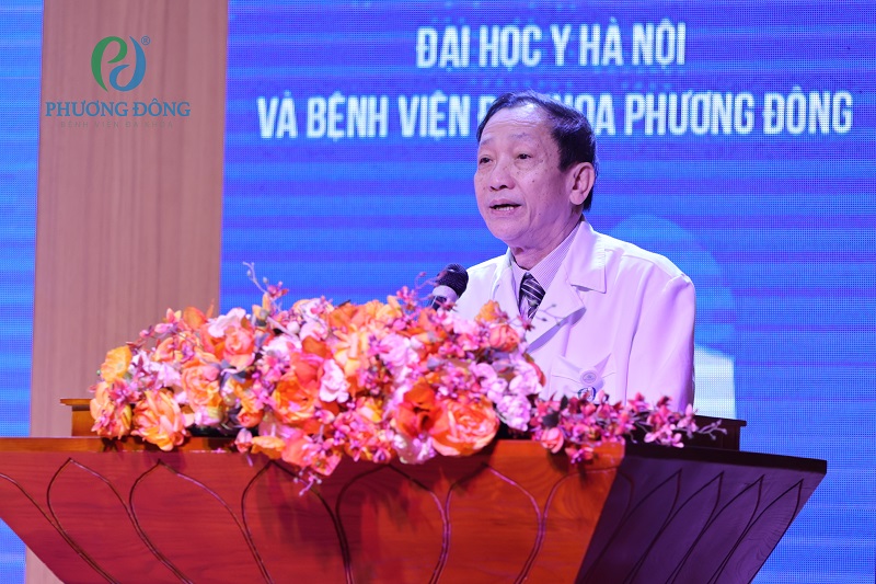 TTUT. BSCKII Hàn Văn Bạ, Phó Giám đốc Bệnh viện Đa khoa Phương Đông phát biểu mở đầu chương trình gặp mặt