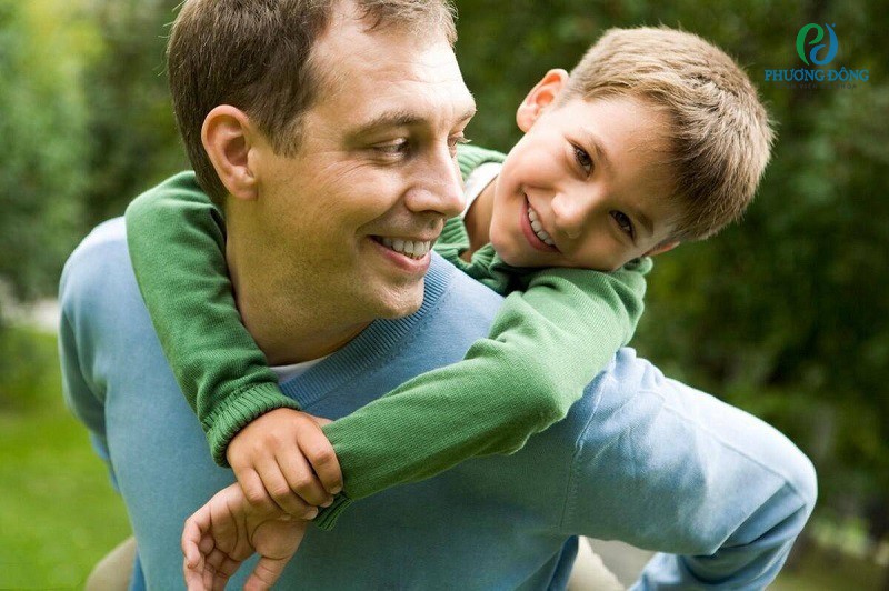 Bố mẹ nên gần gũi và tâm sự cùng con trai để phát hiện những bất thường về sức khỏe của trẻ