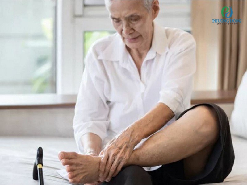 Người cao tuổi là đối tượng có nguy cơ cao nhất bị tê bì chân tay