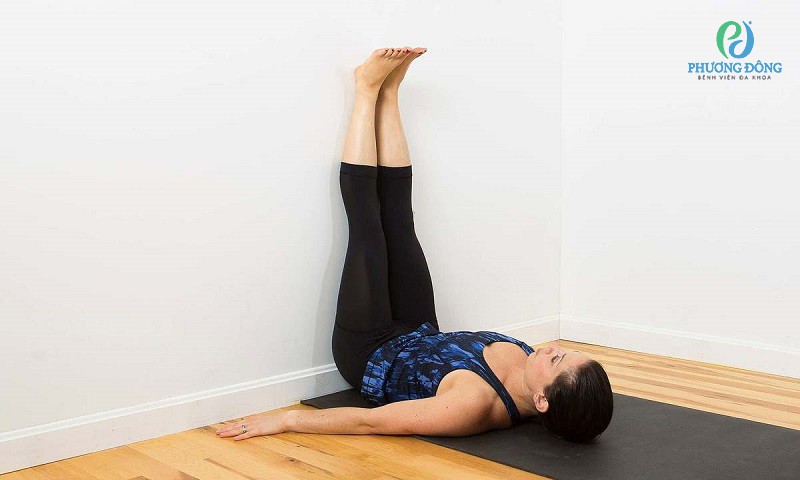 Nếu bị tê chân, bạn có thể di chuyển mông ra xa tường sao cho cảm thấy dễ chịu nhất
