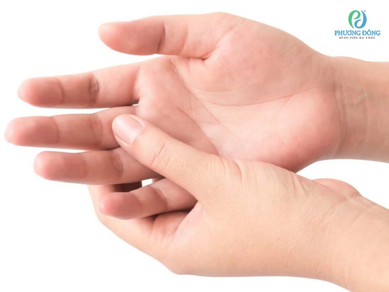 Khi bị tê tay, các đầu ngón tay bị tê giống như có các mũi kim đâm vào đầu các ngón
