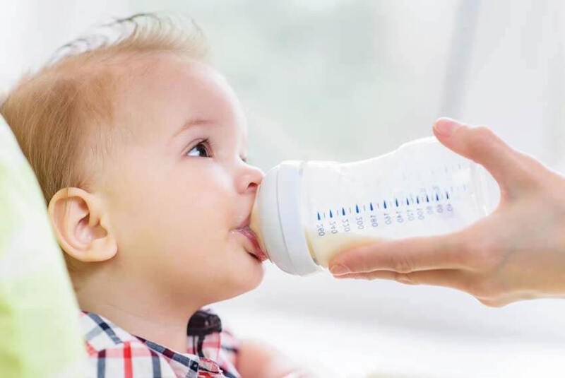 Việc đổi sữa cần khoảng 2 tuần để đánh giá xem có phù hợp với bé hay không.
