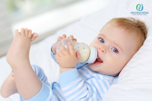 Trẻ bị kiết lỵ có uống sữa được không?