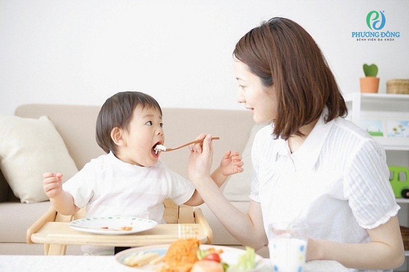 chế độ ăn cho bé bị viêm phổi tại nhà