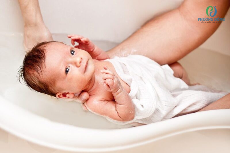 Hạ sốt cho bé tại nhà bằng cách tắm nước ấm