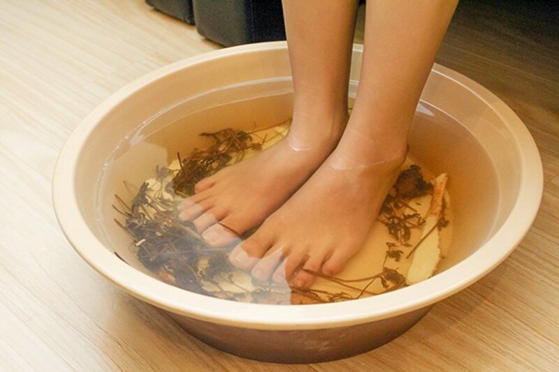 Ngâm chân bằng nước ấm mỗi ngày giúp khi cân bằng nhiệt độ âm dương