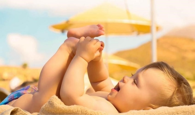 Tắm nắng đúng cách sẽ giúp trẻ nhận được nguồn vitamin D dồi dào.