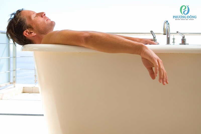 Tắm với nước ấm sẽ giúp làm cải thiện mạch máu ở dương vật.