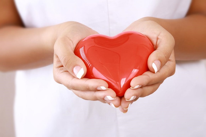 Bệnh biểu hiện tại tim sẽ khiến bạn bị khó thở, huyết áp thấp, chóng mặt và đau ngực