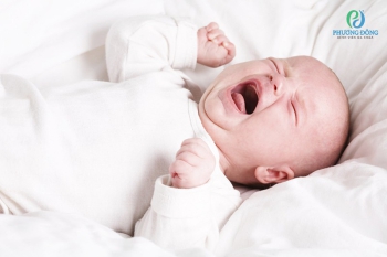 Nên làm gì khi trẻ sơ sinh uống sữa công thức bị táo bón?