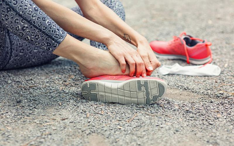 Đi giày chật làm tăng đau, viêm khớp ở bàn chân