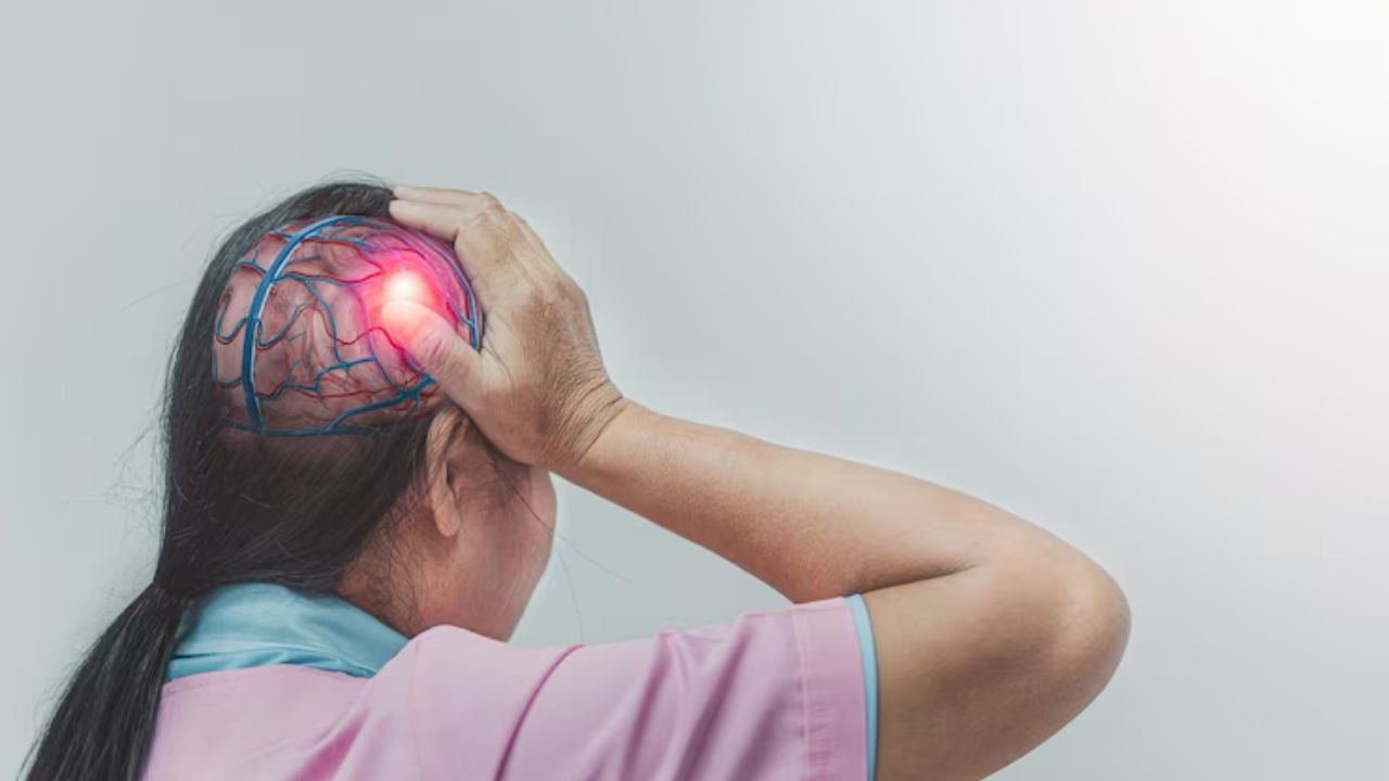 (Bệnh nhân có thể được chỉ định chụp CT não khi đau đầu dai dẳng)